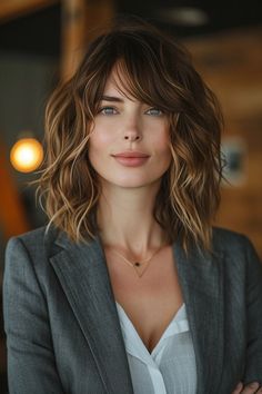 Sophisticated collarbone-length bob paired with side-swept bangs Medium Layered Haircuts With Bangs, Layered Haircuts With Bangs, Medium Layered Haircuts, Medium Layered, Short Hair Styles Easy, Haircuts With Bangs, Medium Hair Cuts