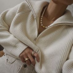 Outfits To Wear With Pearls, Pearl Necklace Outfit How To Wear, Outfit With Pearl Necklace, Outfit With Pearls, Pearl Necklace Outfit, Pearl Outfit, White Sweater Outfit, Cozy Weekend, Oversized White Shirt