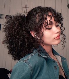 Entonces, estas preparada para aprender desde cero a crear en tu bello rostro una obra de arte con "Maquíllate en 6 pasos, cómo ser tu propia make up artist" Curly Hair, Bangs, A Woman, Hair