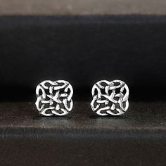 925 Sterling Silver ** Celtic Earrings ** The endless celtic knot represents 4 interconnected Triquetra symbols. This is one pair of earrings, you receive 2 earrings. All the jewelry will arrive in a gift box. Free shipping includes a tracking number. Does not require any signature to be delivered: packet is placed directly in the mailbox. See more Celtic Earrings here: https://www.etsy.com/fr/shop/AliciaSWonders?ref=l2-shopheader-name&section_id=22918249 Celtic Earrings, 2 Earrings, The Endless, Celtic Knot, Jewelry Earrings Studs, Etsy Accessories, Jewelry Earrings, Gift Box, Accessory Gift