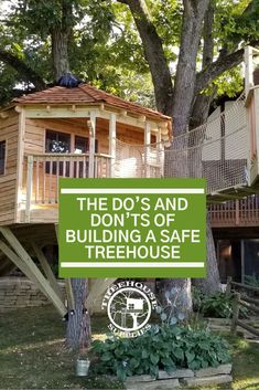 a tree house with the words, the do's and don'ts of building a safe treehouse