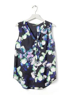 Floral Sleeveless Tie Blouse | Banana Republic Sleeveless Floral Print Blouse For Work, Colorful Street Style, Crepe Blouse, Slim Aarons, Summer Outfit Ideas, Bow Blouse, Summer Chic, Other Outfits, Tie Blouse