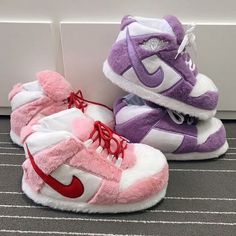 Fluffy Shoes, Pretty Sneakers, Nike Fashion Shoes, Preppy Shoes, Pretty Shoes Sneakers, All Nike Shoes, Cute Slippers, Baskets Nike, Cute Nike Shoes