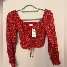 Size Xs Red Floral Print Tops For Fall, Fall Floral Print Red Top, Fall Red Floral Print Tops, Red Trendy Spring Blouse, Trendy Red Spring Blouse, Red Trendy Blouse For Spring, Red Cropped Blouse For Spring, Spring Red Fitted Blouse, Fitted Red Tops For Spring