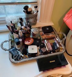 Makeup Tray Ideas, Cute Makeup Organization Ideas, Diy Vanity Area, Vintage Vanity Organization, Floor Makeup Station, Messy Makeup Table, Makeup Organization Vintage, Messy Makeup Aesthetic Table, Makeup Storage Ideas