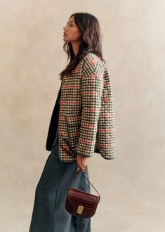 Oversized quilted checked jacket;Round neckline;Press-stud fastening at the front;Patch pockets with flap;Rounded shirt tail;Plain khaki lining;Length from the shoulder: 76 cm / 30 in (size EU36/UK8) Quilting Jacket, Quilted Vest Outfit, Oversized Quilt, Color Caqui, Check Jacket, Checked Jacket, Womens Jackets, Quilted Vest, Vest Outfits