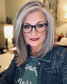 Modern Layered Bob, Layered Bob Haircuts For Women, Beige Blonde Hair Color, Grey Hair Over 50, Grey Hair Transformation, Grey Hair Inspiration, Blending Gray Hair, Gray Hair Highlights