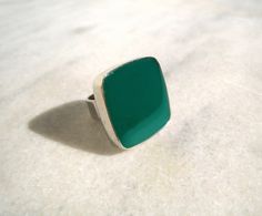 Emerald Green statement silver tone ring cocktail ring. by xroma, €12.00 Minimalist Lifestyle, Square Rings, Hammered Silver, Emerald Green, Cocktail Rings, Silver Band, Beautiful Rings, Favorite Color, Emerald