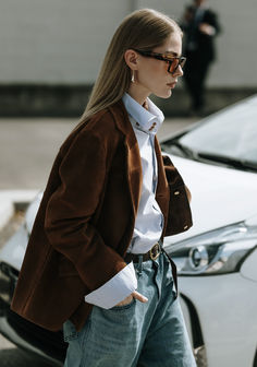 Suede Jacket Street Style, Cold Weather Chic Outfits, Timeless French Fashion, Sprezzatura Women, Americana Style Fashion, Fall Midi Skirt, Interior Design Fashion, Fall Winter 2024