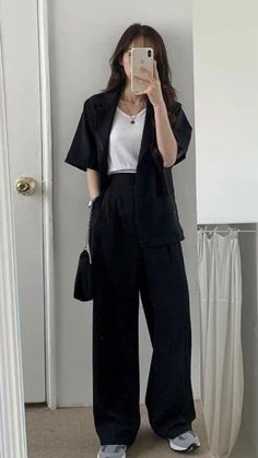 Outfits Japan, Pakaian Hipster, Mehandi Henna, Streetwear Japanese, Army Art, 00s Mode, Japanese Minimalist, Mode Ulzzang, Fashion Japanese