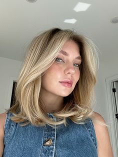 Soft blow out on short hair Blow Dry Hair Medium Length, Long Messy Bob With Bangs, Mid Length Blow Dry Hairstyles, Cecily Bauchmann Hair, Bouncy Blowdry Short Hair, Honey Blonde Hair On Short Hair, Short Blonde Hair Old Money, Wavy Blowout Short Hair, Layered Short Hair Blonde