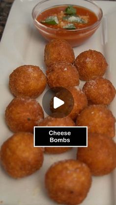 Grilled Cheese Bombshell, Shredded Mozzarella Recipes, Christmas Day Snacks, Cheese Balls Recipe, Entertaining Snacks, Simple Tomato Sauce, Cheese Ball Recipes Easy, Cheesy Appetizer, Pesto Cheese