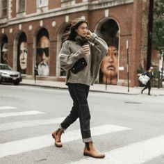 Built to stand the test of time, the camel leather 2115 known for its notable good looks, brogue accent details and celebrated comfort.Camel premium water-resistant leatherBrown elastic sideClassic brogue detailingDurable TPU outsoleCushione... Blundstone Women Outfit, Brown Chelsea Boots Outfit, Chelsea Boot Outfits Women, Blundstone Outfit, Blundstone Style, Blundstone Women, Top Series, Chelsea Boots Outfit, Camel Boots