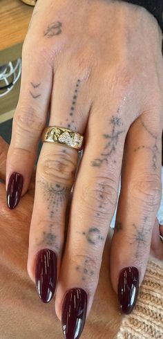 Hailey Bieber Nails, Bieber Nails, Nail Ring, Dainty Tattoos, Minimalist Nails, Dream Nails, Fire Nails, Funky Nails, Mini Tattoos