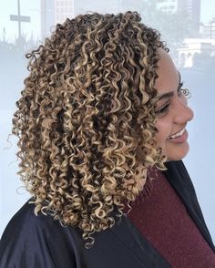 High And Low Lights Hair Brown Natural, Brown And Blonde Highlights Curly Hair, Mid Length Curly Hairstyles, Natural Curly Hairstyles, Shoulder Length Curly Hair, Haircut Inspo, Medium Length Curly Hair, Portfolio Project