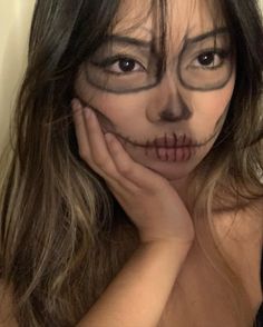 Skill Makeup Halloween, Cute Skull Makeup Easy, Tik Tok Skull Makeup, Halloween Costumes Skull Make Up, Scelotin Makeup Easy, Simple Skull Face Makeup, Skeleton Halloween Costume Aesthetic, Skeleton Face Paint Halloween, Skeleton Make Up Women