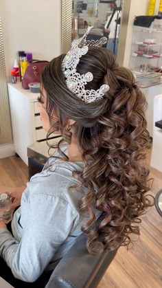 Quince Hairstyles For Long Hair, Quinceanera Pink, Hairstyles With Crown, Hoco Hair Ideas Updo Hairstyle, Hoco Hair Ideas Down