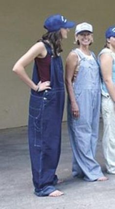 Large Overalls Outfit, Oversize Dungarees Outfit, Styling Baggy Overalls, Baggy Dungarees Outfit Aesthetic, Oversized Denim Overalls, Cute Baggy Overalls, Overalls Outfit Oversized, Extra Baggy Clothes