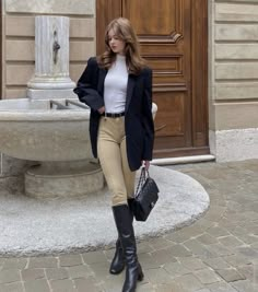 Old Money Boots, Work Outfit Chic, Preppy Chic Outfits, Parisian Style Outfit, Rich Outfits, Chic Work Outfit, Boots Biker, Parisian Look