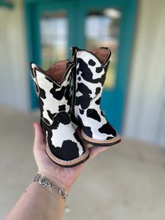 Toddler Cow Boots, Cute Baby Shoes Girl, Baby Girl Rodeo Outfit, Cow Print Baby Stuff, Cow Print Nursery Girl, Baby Cowboy Outfits, Country Baby Girl Outfits, Baby Girl Western Outfits, Country Baby Stuff