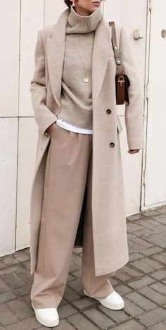 Old Money Outfits Female, Casual Old Money Outfits For Women, Old Money Style Women Winter, Old Money Style Women Casual, Old Money Female Outfits, All Beige Outfit, Masculine Feminine Fashion, Ținute Business Casual, Beige Outfit