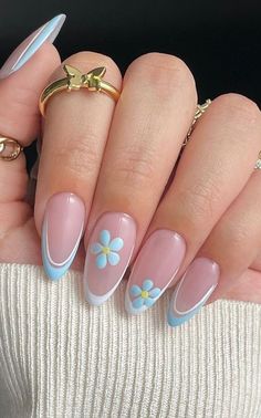 Looking for some flower nail designs? Check out this list of 35+ simple and cute flower nails! Perfect for gel, acrylic, and natural nails. From beautiful French tips to vibrant pink, white, blue, yellow, and green hues, these floral nail designs will add a touch of beauty to your fingertips. Plus: spring nails, summer nails.  (📷 nailzkatkat IG) Anna Nails, Aesthetic Mehndi, Simple Spring Nails, Light Blue Nails, Flower Nail Designs, Her Nails, Blue Nail