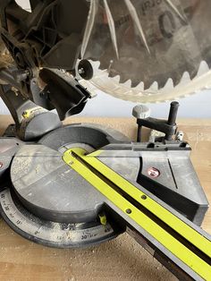 a circular saw is being used to cut wood with a circular blade on the table