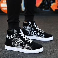 Olivia Mark - High-top Canvas Sports Shoes for Casual and Running Activities Chic Streetwear, Sneakers Street Style, Streetwear Jeans, Urban Exploration, Urban Chic, Streetwear Women, Classic Leather, Mens Streetwear, Skate Shoes