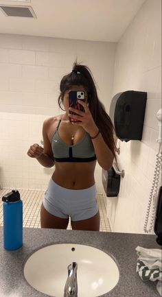 Nike Spandex Shorts Outfit, Cute Workout Fits Aesthetic, Lulu Shorts Outfit, Workout Jewelry, Workout Pics, Workout Inspo, Lulu Shorts, Cute Nike Outfits, Fitness Wear Outfits