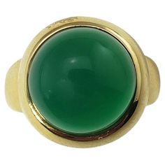 Vintage 18 Karat Yellow Gold Green Onyx Ring Size 6.5- This elegant ring features one cabochon green onyx gemstone (12 mm) set in classic 18K yellow gold. Width: 11 mm. Shank: 4 mm. Ring Size: 6.5 Weight: 6.8 dwt. / 10.6 gr. Stamped: 18K 750 ITALY Very good condition, professionally polished. Will come packaged in a gift box or pouch (when possible) and will be shipped U.S. Priority Mail Insured. DV082922/17KCS Gold And Green, Onyx Gemstone, Onyx Ring, Elegant Ring, Green Onyx, Cocktail Rings, Priority Mail, Onyx, Jewelry Rings