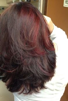 Read Highlights Hair, Layered Hair Red Highlights, Medium Length Hair With Red Highlights, Red Highlights With Layers, Burgundy Highlights Short Hair, Layers With Red Highlights, Layered Hair With Red Tips, Red Highlights In Brown Hair Aesthetic, Red Color Hair Highlights