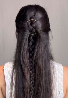 Here is a great way to repurpose your bangles! This easy bangle and braid hairstyle only takes minutes to achieve, but looks far more complicated. Hairstyles For Thick Straight Hair, Long Hair Hairstyles, Braid Hairstyle, Hair Stylies, Hairstyle Look, Easy Hair, Cute Hair, Hair Elastics