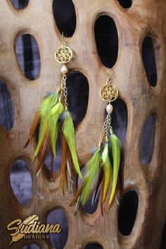 Seed of life feather earrings packed with chain, brass, gold plated, pearl and feather. Yellow Feather make the earrings look maching with gold plating chain. Verry simple to wear and make you more stylish. Material : *Chain : Brass and gold plated *Seed Of Life and lotus : Brass and gold plated *Pink Pearl *Feather *Hook Earrings : Sterling Silver and gold plated Weight : 7 gram Length: 6,5 inches Width : 1 inches Sold as a pairs Ship wordwide from Bali Indonesia Gold Feather Earrings As A Gift, Gold Feather Earrings For Gift, Festival Feather Dangle Jewelry, Faberge Jewelry, Yellow Feathers, Pearls Earrings, Seed Of Life, White Pearl Earring, Earrings Pearl