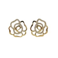 This dainty and feminine open Rose Flower earring is crafted in solid 18k gold and set with pave diamonds. DETAILED DESCRIPTION: Metal: 18K Yellow GoldMetal Finish: High Shine PolishWeight: 3.47 gramsStones: DiamondsColor & Clarity: H, VS/SIStone Count: 70 PCSWeight: 0.30cts T.WFlower Measurements: 15mmBacking Type: Push Back-------------------------------------------Beautiful Earring Box included Open Flower, Open Rose, Flower Earring, Earring Box, Floral Earrings, Wedding Earrings, Flower Earrings, Pave Diamonds, Rose Flower