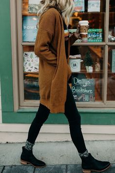 40s Mode, Mode Poses, Paris Mode, Neue Outfits, Brown Cardigan, Fall Winter Style, Mode Inspiration, Looks Style, Fall Winter Fashion