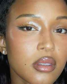 Makeup For Red Undertones Skin, Lipstick Olive Skin Tone, Light Brown Eyeshadow Looks, Brown Eyeliner On Brown Skin, Brown Girl Makeup Products, Brown Baddie Aesthetic, Small Lip Makeup, Dark Lip Liner And Gloss 90s, Black Lip Liner Combo