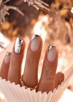 Get festive with these elegant French tips for winter weddings or glamorous holiday parties. Sparkle and shine with Gucci-inspired designs and neutral Christmas nail art. Winter Wedding Nails, Festival Nails, New Year's Nails, Neutral Nails, Elegant Nails, Christmas Nail Designs