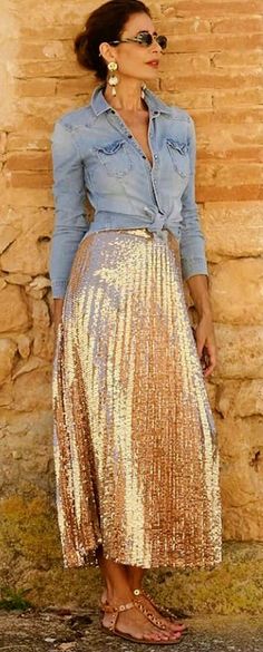 Sukienki Maksi, Gold Skirt, Mode Boho, Looks Chic, Looks Style, Mode Inspiration, Skirt Outfits, Denim Shirt, Look Fashion