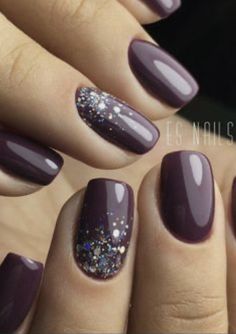 Plum And Orange Nails, Solid Color Nails With One Glitter Nail, Short Nails With Accent Nail, Fall Gel Nail Designs 2024, Plum Nails Design, Plum Wedding Nails, Purple Fall Nails 2024, Purple Gold Nails Designs, Purple Fall Nail Ideas