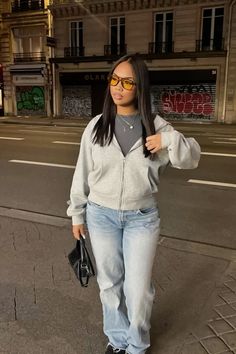 Nyc Baddie Outfits, Vintage Denim Outfits, Nb 9060 Outfit, Outfit Ideas With Blue Jeans, Old Money Outfits Black Women, Old Money Outfits Black, Cold Day Outfits For School, Blue Jeans Outfit Winter, Modest Winter Fashion