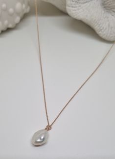 This beautiful genuine Keshi pearl measures approximately 11 mm x 7 mm and shines in great white with a slight rainbow shimmer. The chain made of 925 sterling silver measures 42 cm in total length and has a diameter of approx. 0.9 mm. The anchor chain is gold-plated in a beautiful, warm rose gold tone and can be closed easily and securely with the attached spring ring. There is a 925 stamp on the clasp, to guarantee the authenticity of the material. Have fun with this timeless piece of jewelry! Rose Gold Jewelry With Teardrop Pearl Pendant, Rose Gold Teardrop Necklace With Pearl Pendant, Classic Rose Gold Teardrop Necklaces, Classic Rose Gold Teardrop Necklace, Rose Gold Pendant Necklace With Pearl Charm, Delicate Rose Gold Teardrop Necklace, Anchor Chain, Keshi Pearls, Pearl Pendant Necklace