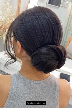 Uno chignon basso ed elegante è un look chic adatto ad ogni età e forma del viso. È un'ottima scelta per un giorno di bucato.// Credito fotografico su Instagram @kxhairdesign Sleek Hair Updo, Black Hair Bun Styles, Hair Bun Styles, Low Bun Wedding Hair, Black Hair Bun, Bridemaids Hairstyles, Wedding Hairstyles And Makeup, Black Wedding Hairstyles, Pageant Hair