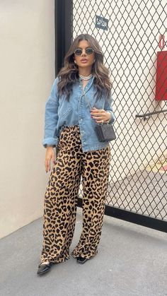 Leopard Flare Pants Outfit, Leopard Outfit Ideas, Leopard Jeans Outfit, Leopard Clothes, Street Mirror, Leopard Print Pants Outfit, Cheetah Print Outfits, Printed Pants Outfits, Leopard Print Outfits