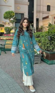 Pakistani Printed Kurti Designs, Pakistani Kurta Designs Women, Shirts Designs Pakistani, Desi Casual, Long Kurta Designs, Dress Design Pakistani, Plain Kurti, Cultural Clothing, Design Kurta