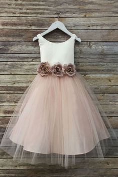 Satin Top Dress With Tulle Skirt Cheap Flower Girl Dresses, Ivory Flower Girl, Ivory Flower Girl Dresses, Tulle Flowers, Populaire Outfits, Flower Girl Dresses Tulle, Wedding Flower Girl, Tea Length Dresses