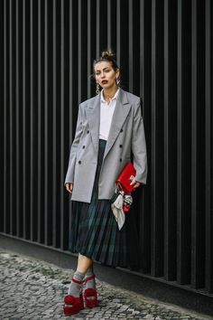 11 polos que comprar ahora para vestir como las chicas del street style y molar tanto como ellas Hippie Mode, Polo Shirt Outfits, Boho Mode, Quoi Porter, Daily Outfit Inspiration, Berlin Fashion, Looks Chic