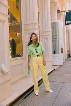 Yellow Pants Outfit, Uber Black, Jessica Wang, Looks Pinterest, Color Blocking Outfits, Fashion Events, Yellow Pants, Yellow Outfit, Instagram Outfits