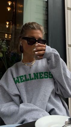 Trendy Sweater, Estilo Indie, Trendy Sweaters, Sweatshirt Outfit, Mode Inspo, 인물 사진, 가을 패션, Sweater Women, School Fashion