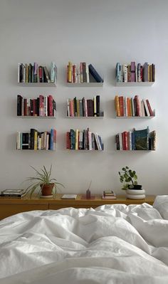 Bedroom Bookshelves, Deco Studio, Casa Country, Apartment Decor Inspiration, House Room, Apartment Inspiration, Floating Shelf, Room Inspiration Bedroom, Dream House Decor