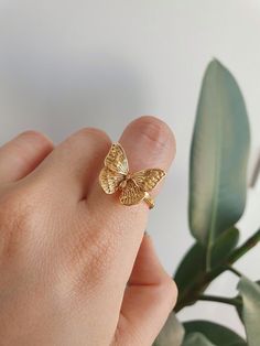 Butterfly Ring Jewelry Gold, Gold Butterfly Rings, Butterfly Ring Gold, Butterfly Jewelry Aesthetic, Strange Accessories, Animal Rings Jewelry, Gold Butterfly Ring, Butterfly Animal, Mirabel Madrigal